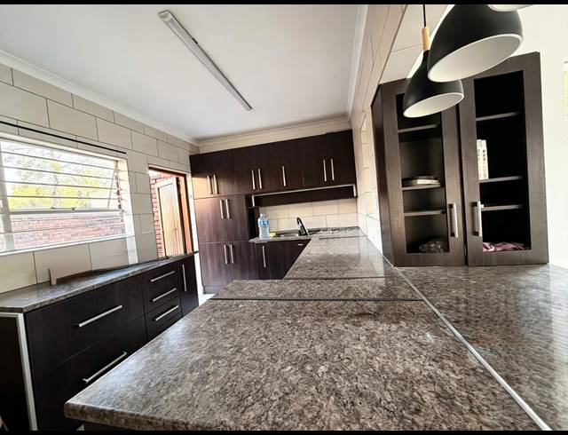 4 BEDROOM HOUSE FOR SALE IN VAN RIEBEECK PARK